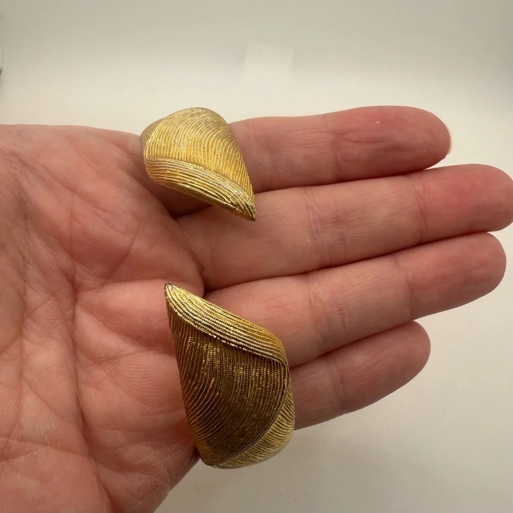 Vintage Monet hinged Bangle Bracelet Gold Tone 6.75” - Picture 3 of 9